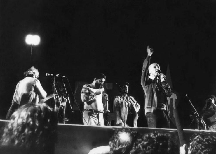 Hélio Bicudo discursa em comício do Partido dos Trabalhadores (PT), que reuniu 70 mil pessoas em frente ao estádio do Pacaembu, em São Paulo, em novembro de 1982 (Foto: Luiz Gevaerd/Estadão Conteúdo/Arquivo)