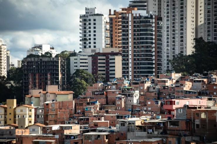 Contrastes urbanos: favela de Paraisópolis, na Zona Sul de São Paulo, e prédios do bairro do Morumbi atrás — Foto: Fabio Tito/G1