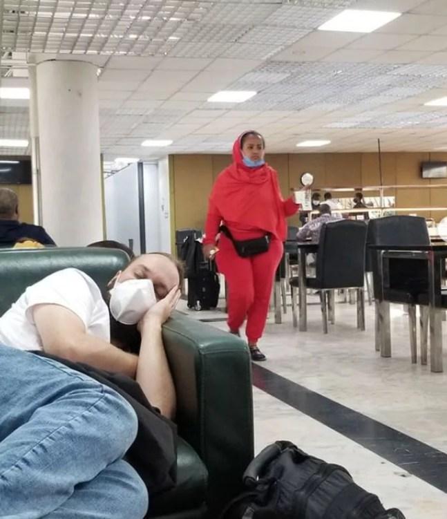 Demétrio Zanini dorme no aeroporto de Adis Abeba, na Etiópia — Foto: Reprodução/Instagram/Bia Hader
