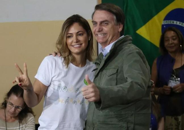 Bolsonaro e a mulher, Michelle, durante a votação no 2º turno — Foto: Wilton Junior/Estadão Conteúdo