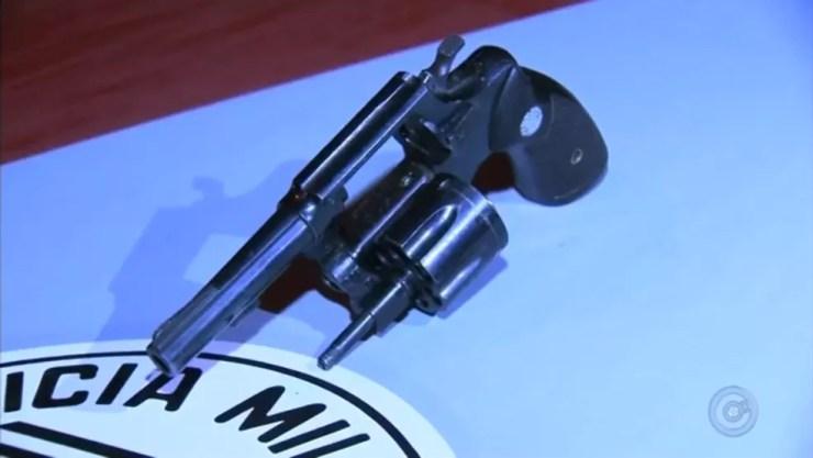 Arma encontrada dentro do carro dos suspeitos (Foto: Reprodução/TV Tem)