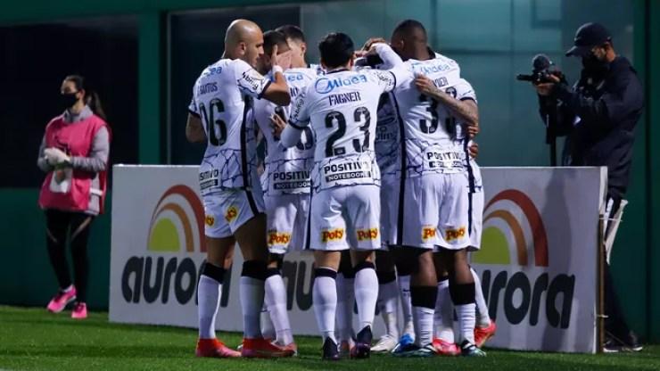 Jogadores do Corinthians comemoram gol contra a Chapecoense