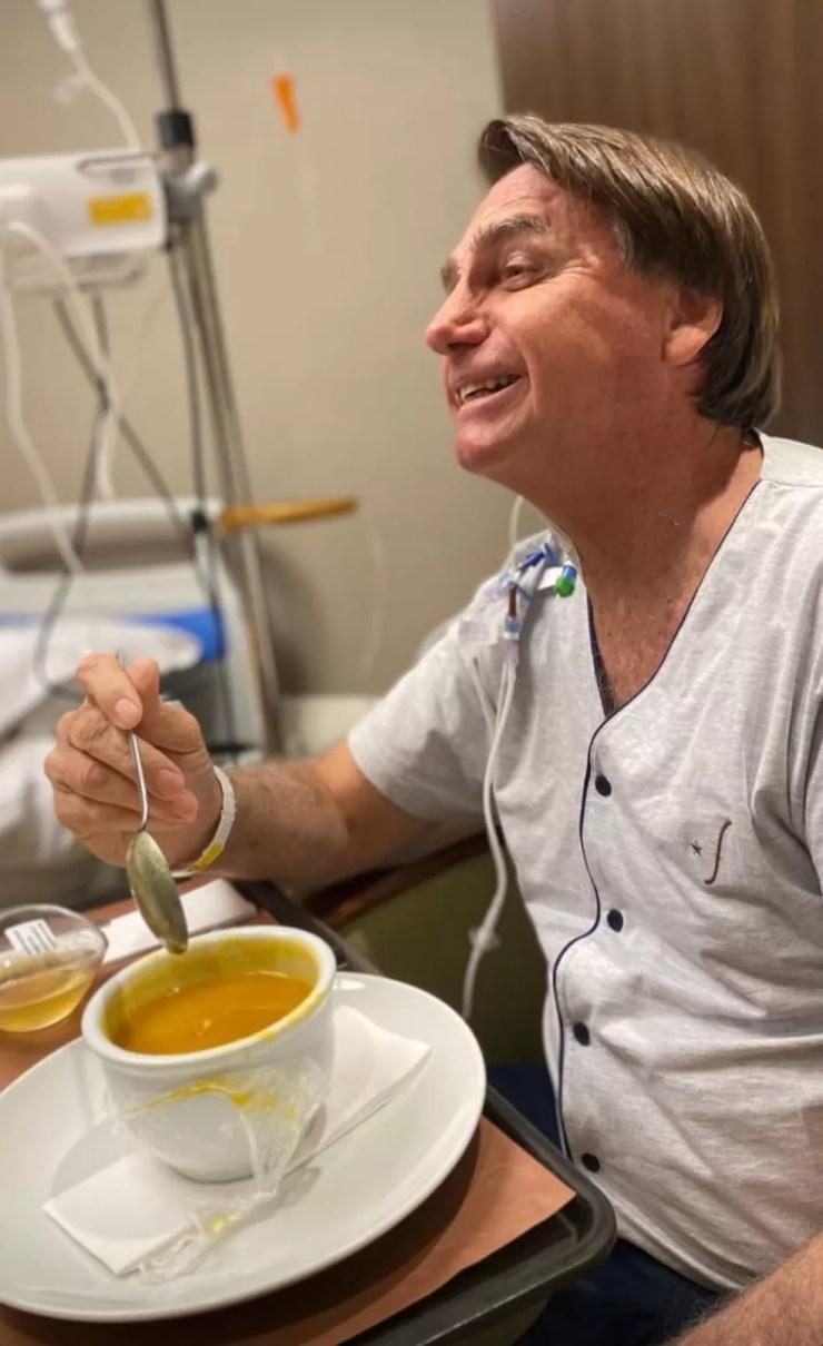 Bolsonaro posta foto se alimentando na manhã deste sábado (17) no Hospital Vila Nova Star — Foto: Redes Sociais