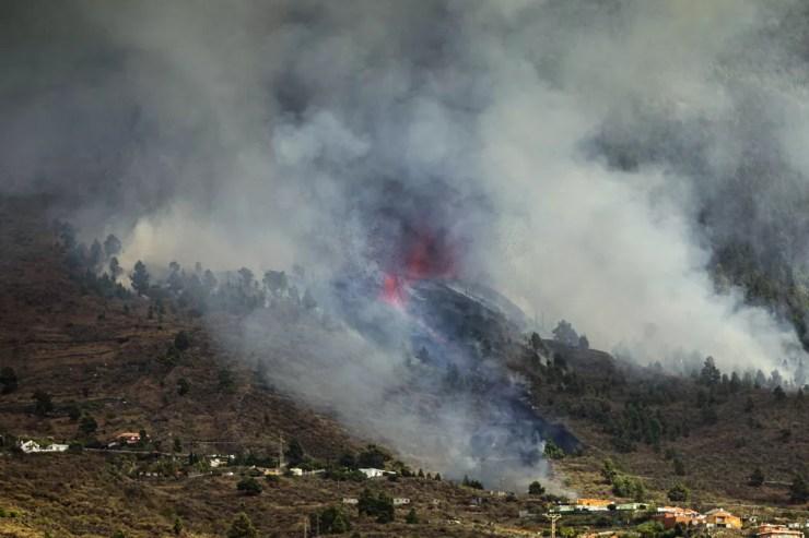 A fumaça sobe no vulcão Cumbre Viegja na ilha de La Palma nas Canárias, Espanha — Foto: AP Photo/Jonathan Rodriguez