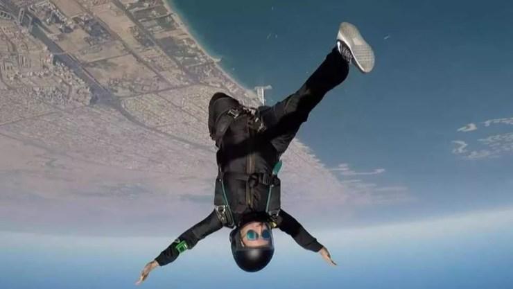 Fotografias de Latifa fazendo paraquedismo eram promovidas por Dubai como prova da 'liberdade' de que desfrutavam as mulheres nos Emirados — Foto: via BBC