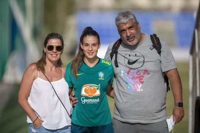 Giovana Queiroz com os pais — Foto: Richard Callis/CBF