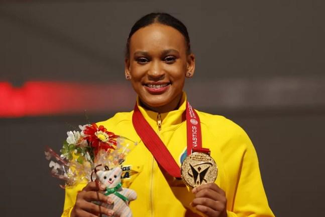 Rebeca Andrade com a medalha de ouro do Mundial de ginástica — Foto: REUTERS/Kim Kyung-Hoon