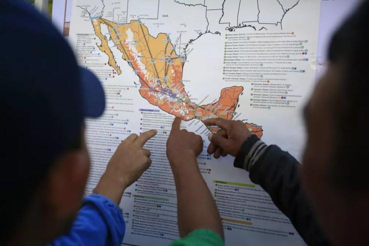 Migrantes em abrigo na Cidade do México verificam mapa do país antes de seguir viagem — Foto: Rebecca Blackwell/AP Photo
