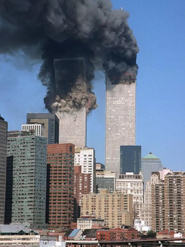 Torres Gêmeas em ataque de 11 de Setembro de 2001  — Foto: (Foto: AP)