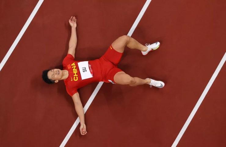 Su, da China, desaba após registrar o melhor tempo das semifinais dos 100m rasos — Foto: Richard Heathcote/Getty Images