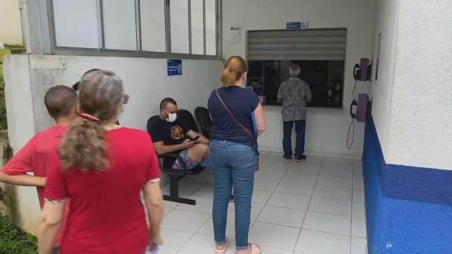 Pacientes esperam atendimento em fila da UBS Tietê 2 em São Mateus, na Zona Leste de SP — Foto: Reprodução TV Globo