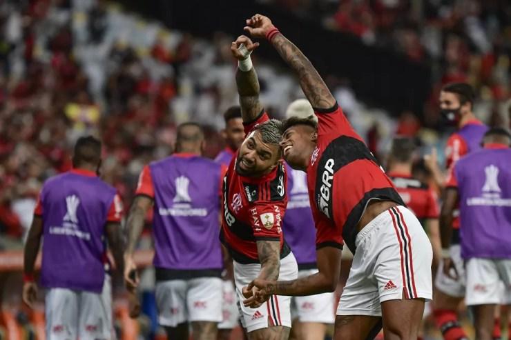 Gabigol e Bruno Henrique comemoram gol do Flamengo: dupla se entendeu muito bem mais uma vez — Foto: Staff Images / CONMEBOL