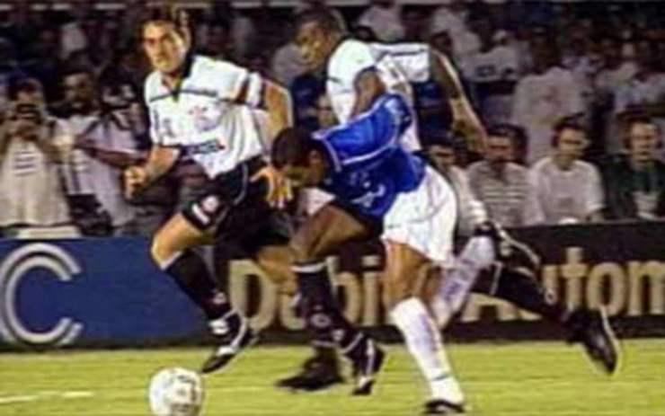 Em 1998, melhores momentos de Cruzeiro 2 x 2 Corinthians, pelas finais do Brasileirão