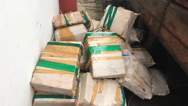Drogas estavam escondidas em carga de adubo em caminhão de Cabreúva (Foto: Priscila Mota/TV TEM)