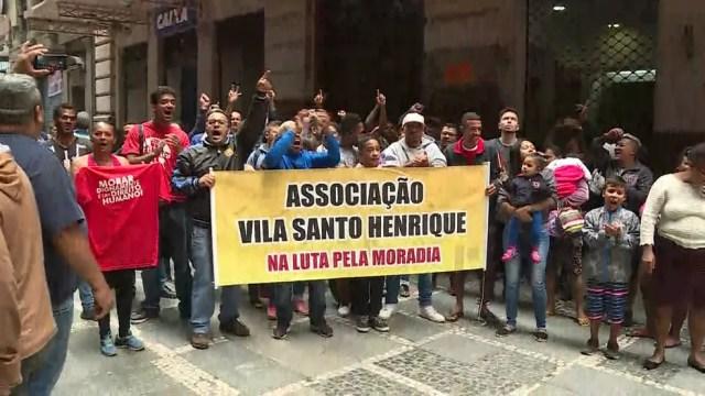 Grupo de manifestantes invade prédio da Secretaria Municipal de Habitação em SP — Foto: TV Globo/Reprodução
