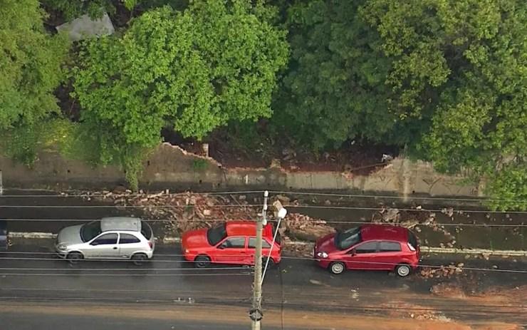 Muro caiu na Vila Carrão — Foto: TV Globo/Reprodução