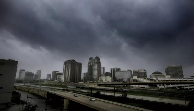 Nuvens de tempestades são vistas em Orlando, na Flórida (Foto: Joe Burbank/Orlando Sentinel via AP)
