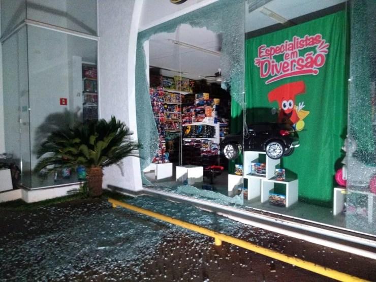 Loja em Araçatuba (SP) ficou danificada após ataque de bandidos — Foto: Márcio Zeni/Divulgação