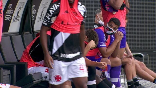 Jogadores do Vasco choram no banco de reservas após empate que complica muito a situação na tabela
