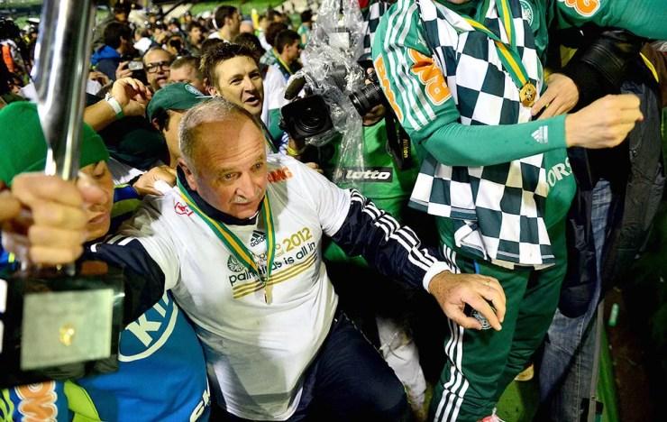 Felipão com a taça da Copa do Brasil, conquistada pelo Palmeiras em 2012 — Foto: Marcos Ribolli