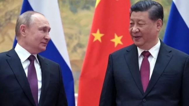 Vladimir Putin e Xi Jinping anunciaram parceria 'sem limites' — Foto: ALEXEI DRUZHININ/GETTY IMAGES por BBC