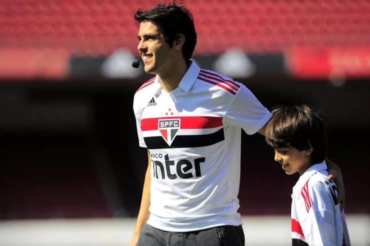 Kaka ao lado do filho na apresentação da nova camisa do São Paulo (Foto: Marcos Ribolli)