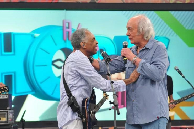 Gilberto Gil e Erasmo Carlos no 'Altas Horas' — Foto: TV Globo / Estevam Avellar