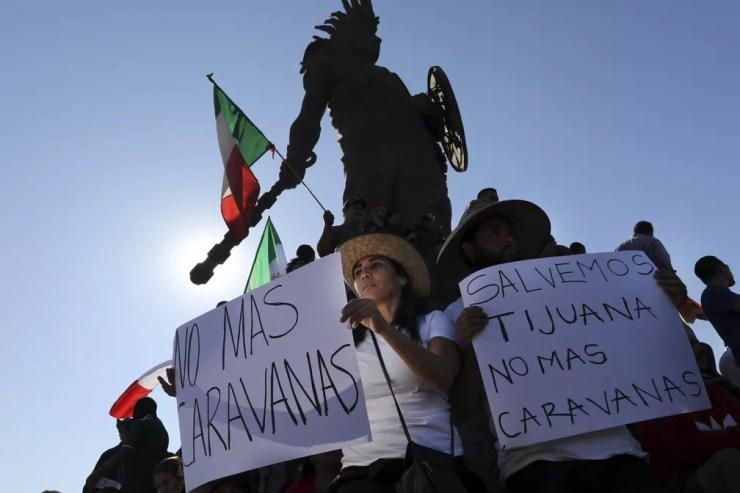 Moradores de Tijuana, no México, protestam contra caravana de migrantes — Foto: Rodrigo Abd/AP Photo
