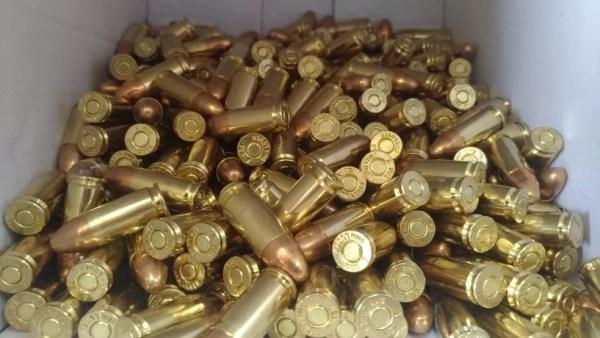 450 munições foram encontradas pela Polícia Rodoviária (Foto: Matheus Fazolin/G1)