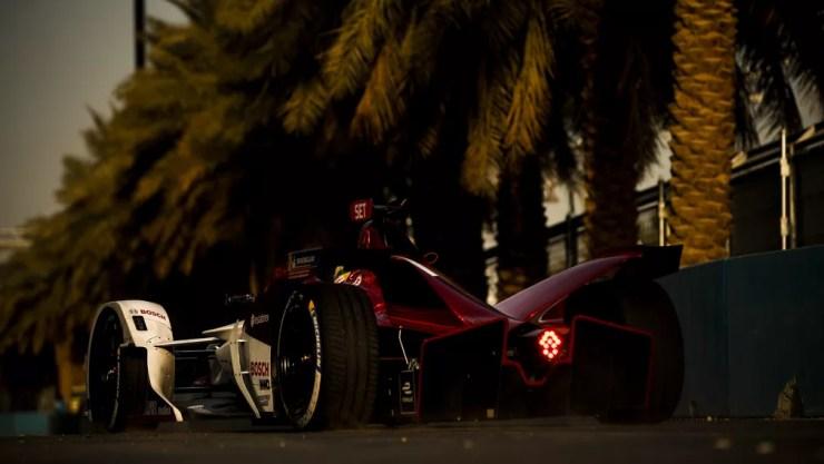 O carro de Sérgio Sette Câmara em um dos treinos para os ePrix na Arábia Saudita — Foto: FIA Fórmula E