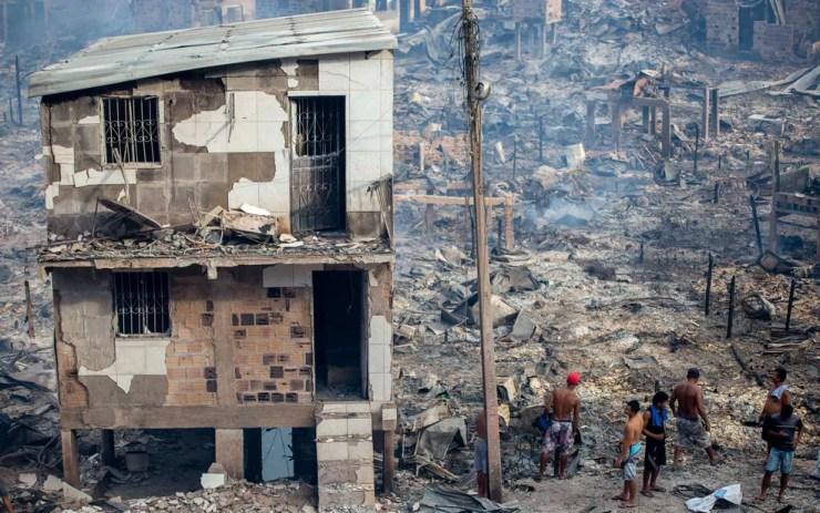 Moradores voltam ao bairro Educandos, em Manaus, após incêndio que destruiu 600 casas — Foto: Suamy Beydoun/AGIF/Estadão Conteúdo