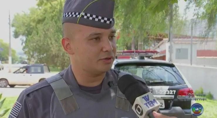 Soldado Luiz Miguel Batista Corrêa disse que homem estava com uma faca de 20 centímentos em Angatuba (Foto: Reprodução/TV TEM)