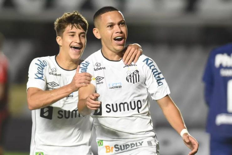 Gabriel Pirani e Marcos Guilherme em Santos x Athletico — Foto: Ivan Storti/Santos FC