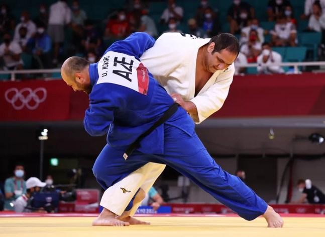 Rafael Silva contra Ushangi Kokauri na estreia na categoria acima de 100kg no judô nas Olimpíadas de Tóquio 2020 — Foto: REUTERS/Sergio Perez
