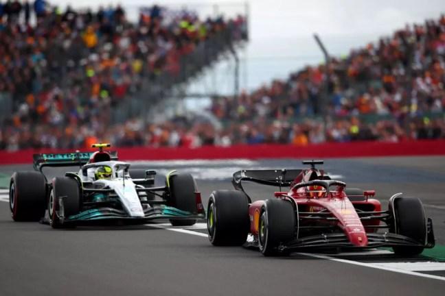 Lewis Hamilton e Charles Leclerc disputam terceiro lugar no GP da Inglaterra — Foto:  Joe Portlock - Formula 1/Formula 1 via Getty Images