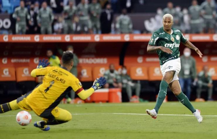 Renovação do contrato de Deyverson, herói da Libertadores, não é prioridade no clube — Foto: REUTERS/Andres Cuenca Olaondo