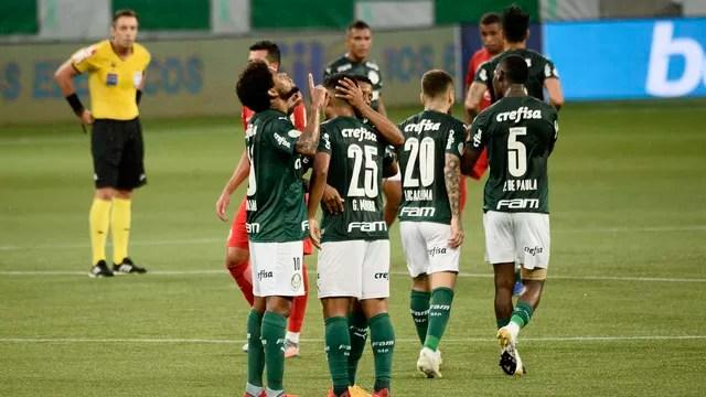 Luiz Adriano comemora o gol do Palmeiras
