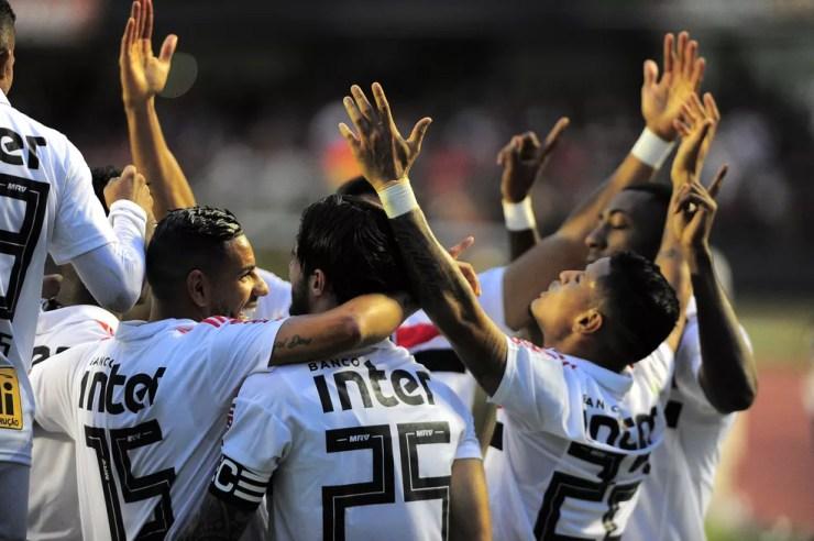 São-paulinos comemoram o gol da vitória sobre o Vasco, quando o Tricolor assumiu a liderança — Foto: Marcos Ribolli