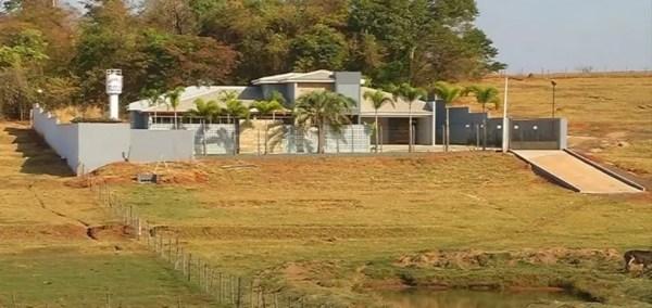 Casa em área rural de Jales avaliada em R$ 1,5 milhão, segundo a PF, com dinheiro da prefeitura (Foto: Reprodução/TV TEM)