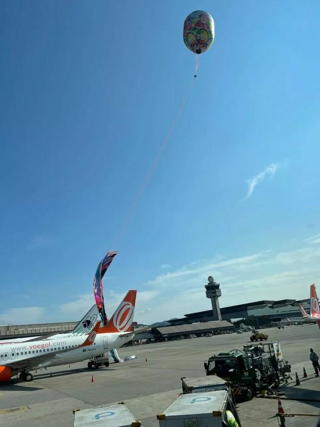 Balão sobrevoa e cai perto de aviões no Aeroporto Internacional de Guarulhos, na Grande São Paulo — Foto: Reprodução/Redes sociais