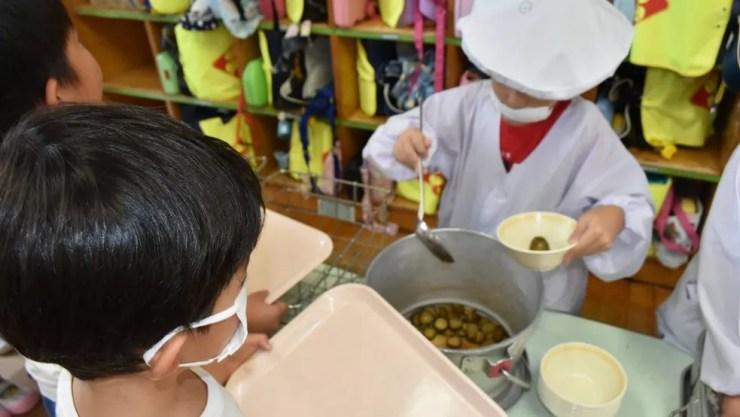 Kit de materiais que pais devem providenciar para alunos japoneses inclui máscara para cirúrgica que eles usam quando servem a comida dos colegas — Foto: Fatima Kamata/BBC News Brasil