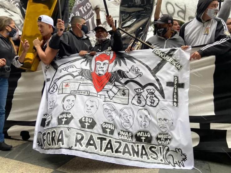 Faixa contra dirigentes e oposição do Corinthians em protesto no Parque São Jorge — Foto: Ana Canhedo