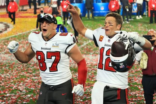 Rob Gronkowski e Tom Brady comemorando o título do Super Bowl pelo Tampa Bay Buccaneers — Foto: Getty Images