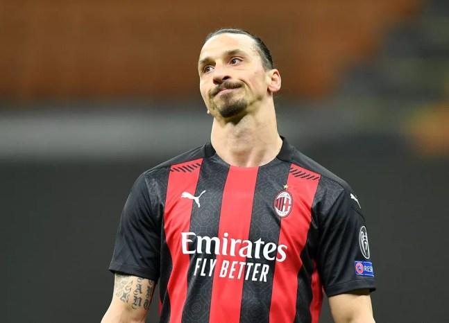 Ibrahimovic lamenta o impedimento marcado contra o Milan — Foto: Reuters