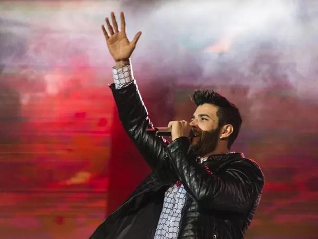 Gusttavo Lima canta &#39;Que Pena Que Acabou&#39; no palco da Arena em Barretos, SP (Foto: Mateus Rigola/G1)
