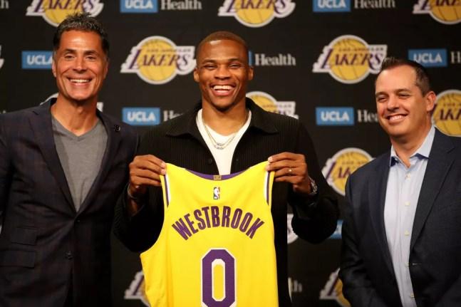 Westbrook é apresentado ao lado do manager Rob Pelinka e do técnico Frank Vogel — Foto: Katelyn Mulcahy/Getty Images
