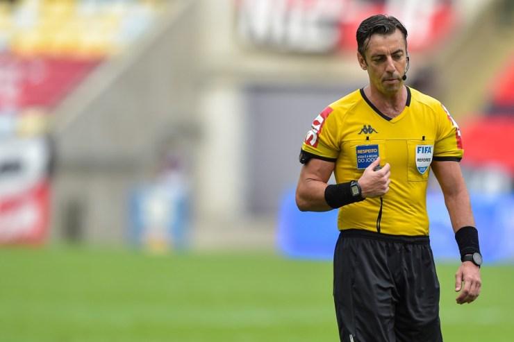 Raphael Claus, árbitro Fifa, faturou mais de R$ 30 mil só com taxas em janeiro - Thiago Ribeiro/AGIF
