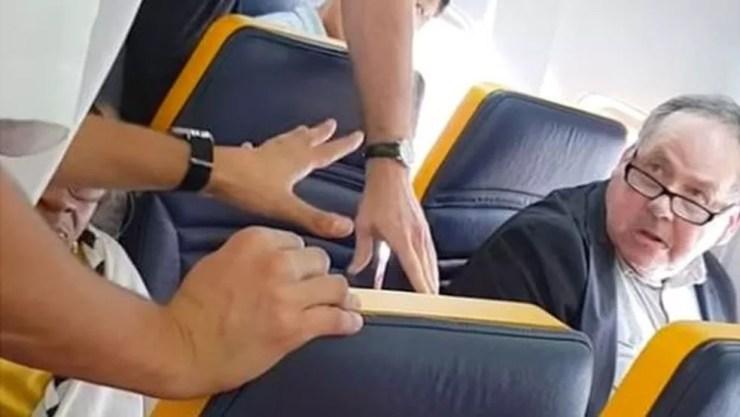 Homem foi repreendido por funcionários da Ryanair, mas só depois de vários minutos de gritos — Foto: Facebook/David Lawrence/BBC