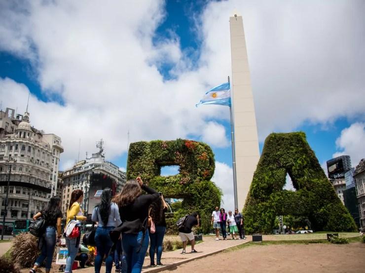Turistas posam para foto no Obelisco de Buenos Aires nesta quarta-feira (28), dois dias antes da cúpula do G20 — Foto: Martin Bernetti/ AFP