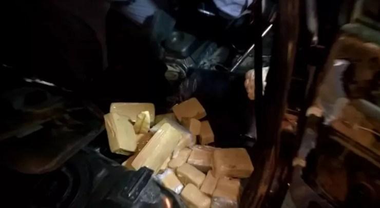 A droga foi encontrada escondida em veículo durante abordagem na SP-270 em Ourinhos (Foto: Polícia Rodoviária de Ourinhos / Divulgação)